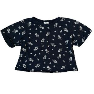 Black Short Sleeved Crop T shirt with white Daisy XS 🌼